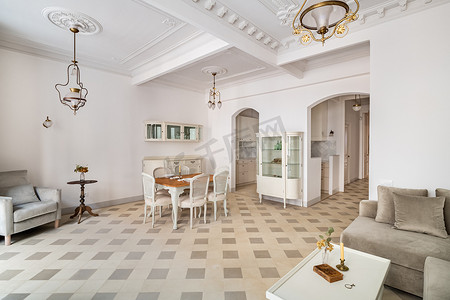 客厅复古摄影照片_客厅以复古风格装饰，配有餐桌、瓷砖地板和复古吊灯