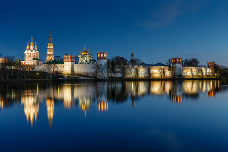 俄罗斯莫斯科新圣女修道院夜间的壮丽景色