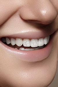 美丽的笑容与美白牙齿。