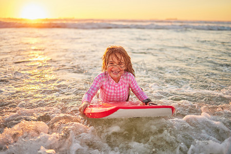 动力冲浪板摄影照片_快乐、海滩和女孩学习冲浪运动、动力和夏威夷暑假。