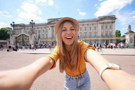 英联邦摄影照片_英国伦敦白金汉宫游客妇女自拍