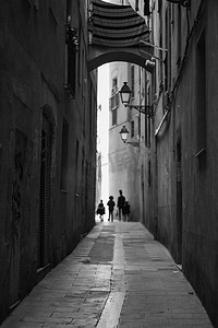走在巴塞罗那的小巷里