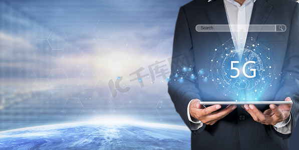 商人手握平板电脑连接网络 5G 与图标概念、技术网络无线系统和物联网、未来出现的新技术。