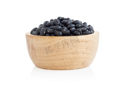 黑豆失量摄影照片_白色背景木碗里的特写黑豆种子，他