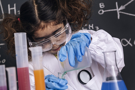 科学家儿童在烧瓶中混合化学液体