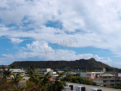 钻石海岸摄影照片_檀香山的钻石头、建筑物和卡帕胡鲁镇区