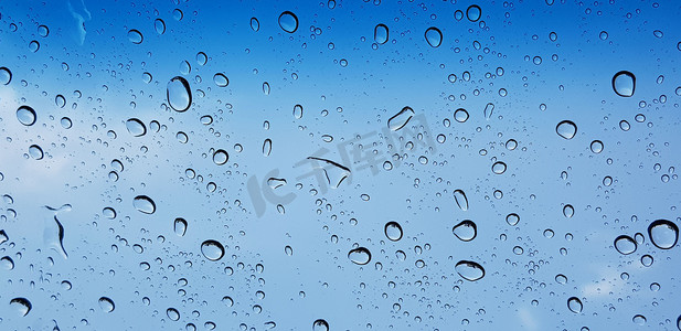 雨点背景摄影照片_水滴透过窗玻璃表面对蓝天的透视有利于多媒体内容