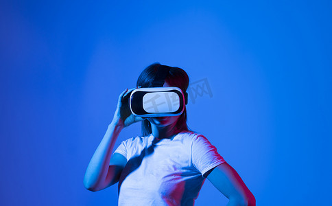 vr虚拟技术摄影照片_VR、技术、视频游戏和元宇宙概念。