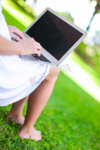 海边女子摄影照片_暑假期间带笔记本电脑的年轻女子