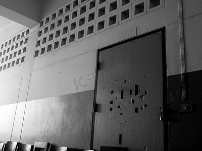 教室背景墙摄影照片_旧教室门上的许多破洞都被锁上了