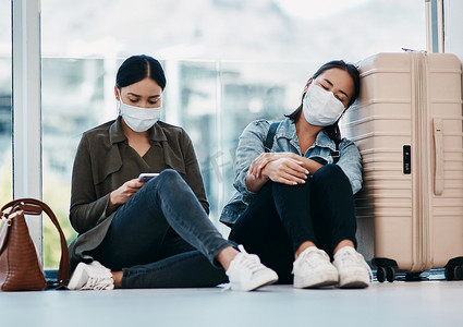 感染新冠摄影照片_旅行后被隔离的年轻女性，戴着安全面具以防止感染新冠病毒，并在大流行期间坐在机场一起旅行。