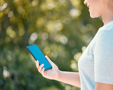 使用模型手机为女性在大自然中行走，以实现心灵的平静、健康的心态或蓝屏色度键的自由。