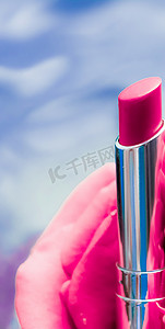 玫瑰唇唇摄影照片_液体背景中的粉色口红和玫瑰花、防水魅力化妆品和唇彩化妆品产品，适用于豪华美容品牌假日设计