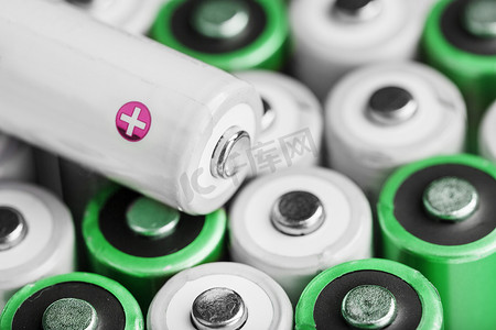正能量背景摄影照片_具有白色和正极性的可充电 AA 电池。