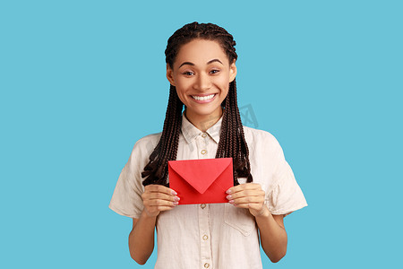 留着辫子的漂亮女人拿着红信封或贺卡里的信，开心地笑着