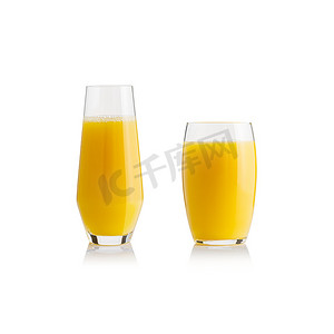 收集橙汁在不同的玻璃杯中。