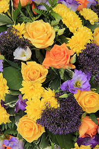 混合插花：婚礼用黄色、橙色和紫色的各种花