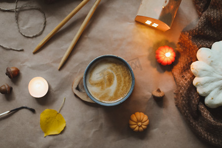 秋季舒适的家居内饰，配有杯子、蜡烛、格子。 