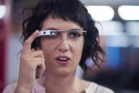 使用虚拟现实小工具电脑眼镜的女人