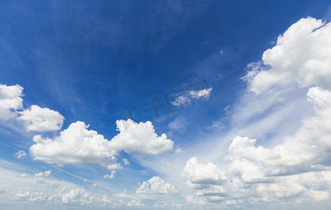 云彩边框摄影照片_蓝天白云的镜头。