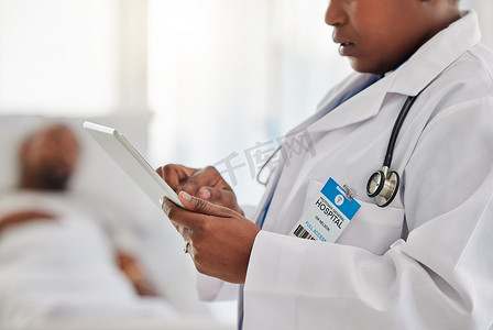 健康、保险和医学，医生在数字平板电脑上打字，写在线处方。