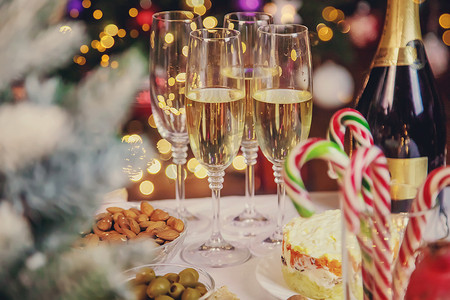 圣诞餐桌上有香槟和食物。