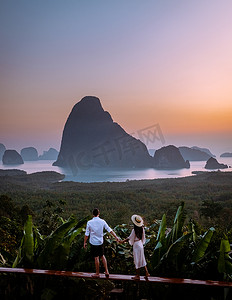 在泰国攀牙度假的年轻男女在 Samet Nang She 观景台观看日出