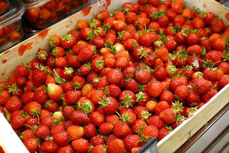 板条箱里的红草莓