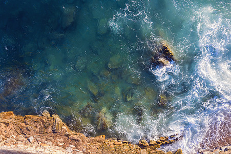 海浪冲击岩石海岸的俯视图