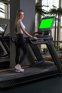 室内年轻女子跑步机配置文件完整的跑步运动，从健身健身到健身运动、设备运动。