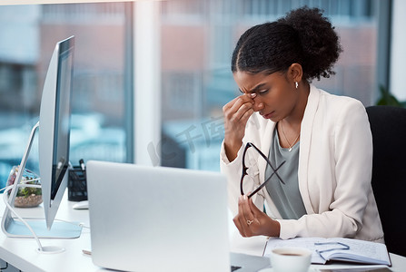 由于截止日期和工作压力造成的压力，女实习生患有头痛或偏头痛。