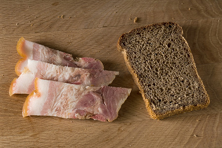黑面包和咸猪油，木板上有肉条
