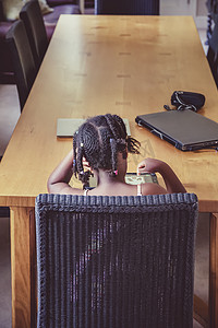 在轻松的家庭环境中使用平板电脑的小女孩