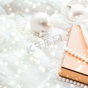 圣诞魔法节日背景、节日小玩意、黄色复古礼盒和金色闪光作为奢侈品牌设计的冬季礼物
