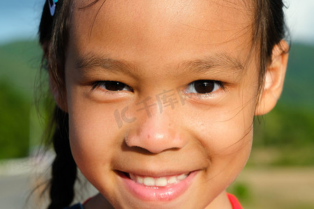 一个脸上晒伤的可爱小女孩健康的笑脸。