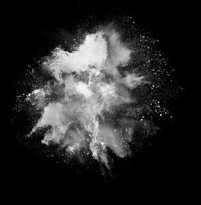 防爆炸小标示摄影照片_孤立在黑色背景上的黑色和白色洒红节油漆粉末爆炸