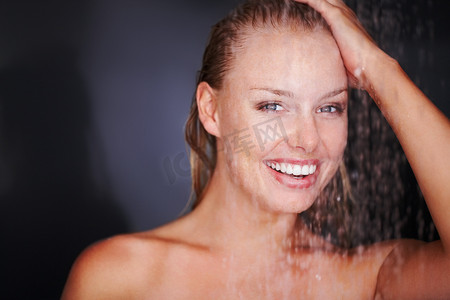 黑暗摄影照片_快乐的女性在黑暗的背景下洗澡。