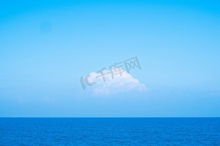 天空背景摄影照片_巨大的白色蓬松云天空背景与海洋蓝天背景