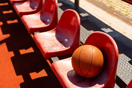 躺在橡胶运动场上的篮球的顶视图橙色球。