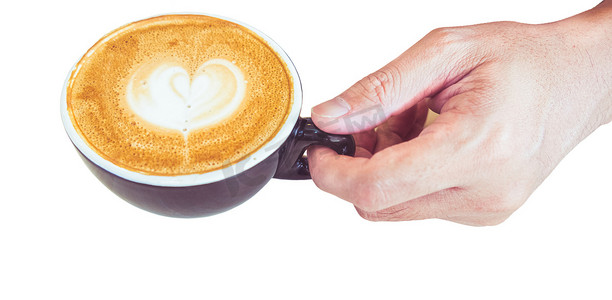 一只手拿一杯咖啡拿铁，心形泡沫牛奶与剪裁路径隔离白色背景。