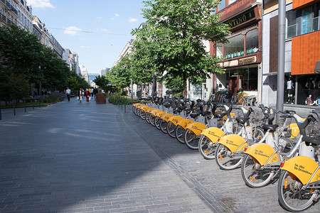 比利时布鲁塞尔 — 2022年6月2日：公共Villo自行车停在共享区
