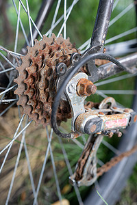 旧越野自行车后轮链条传动装置生锈的齿轮