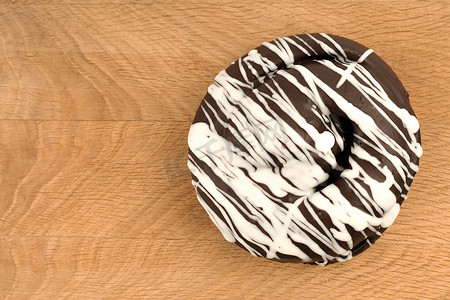 用巧克力盖的小圆面包，在一块木板