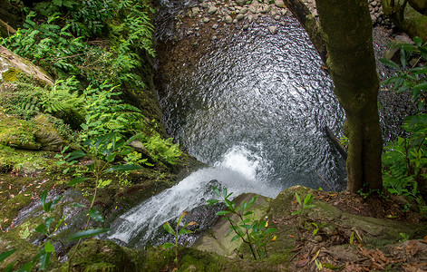 步行并探索亚速尔群岛圣米格尔岛的普雷戈萨尔托瀑布。
