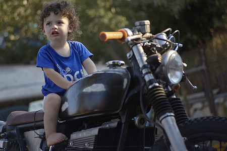 摩托男孩摄影照片_旧摩托车上的婴儿 7