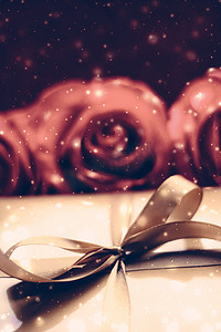 豪华假日金色礼盒和玫瑰花束作为圣诞节、情人节或生日礼物