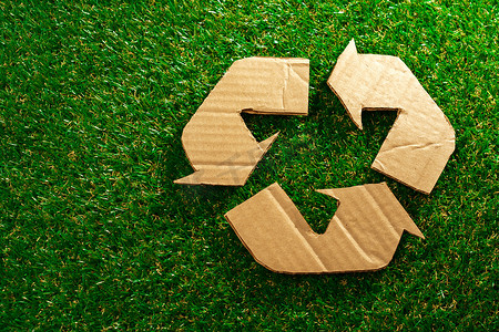 循环符号摄影照片_带有纸板回收标志的回收生态概念
