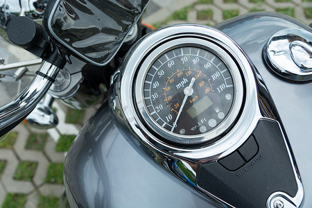 摩托车背景摄影照片_摩托车油箱上的车速表视图