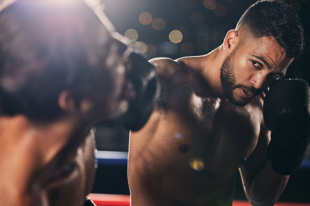 训练、健康和健身拳击拳击手在黑暗的竞技场、工作室或健身房进行锻炼、锻炼和战斗。