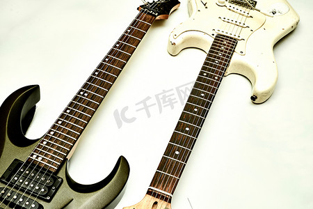 两把吉他，白色背景上的颈部指板。黑色，白色，棕色。